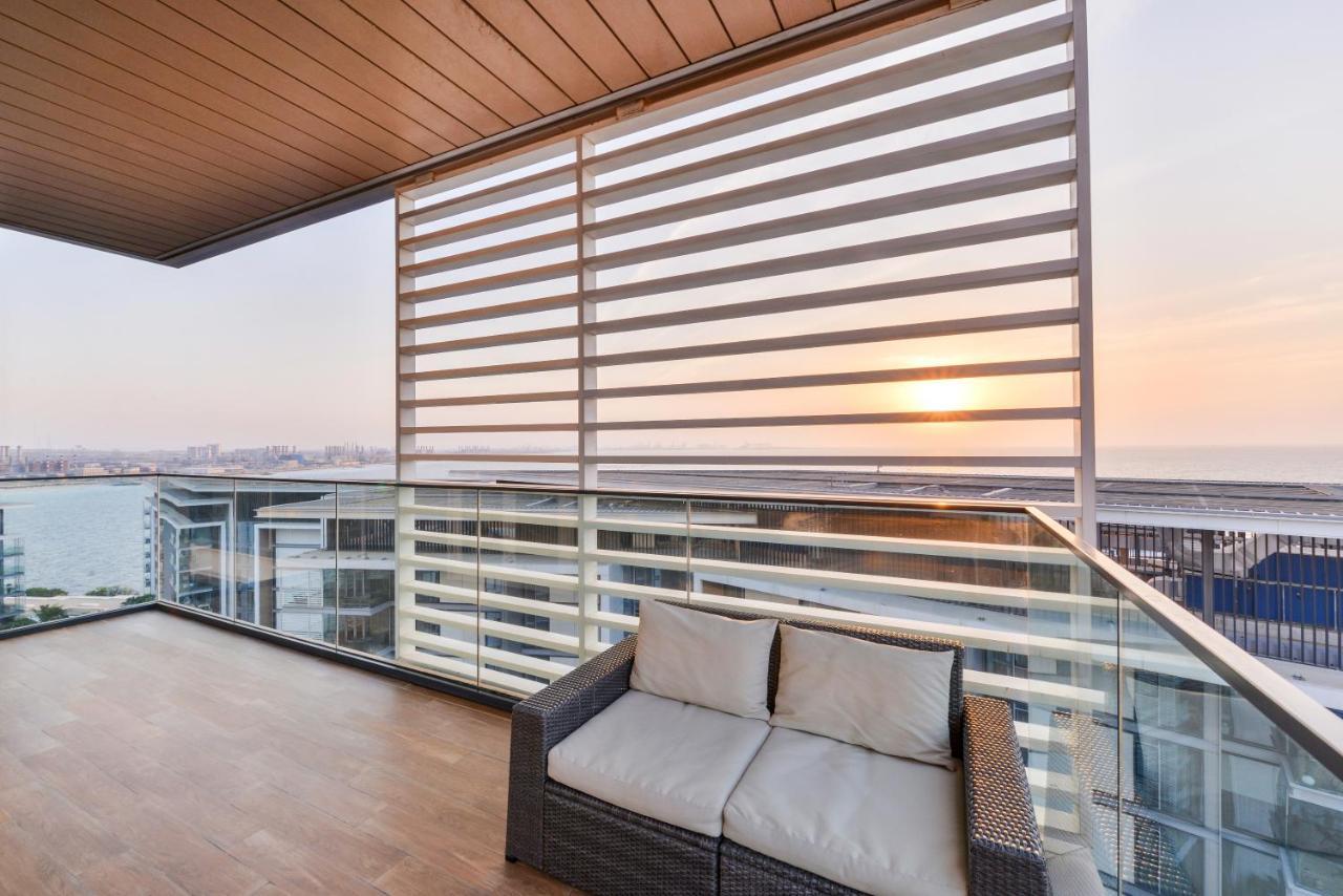 Posh 2 Bedroom Oceanfront Apt In The Heart Of Bluewaters Island ドバイ エクステリア 写真